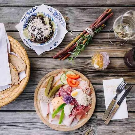 Gaestezimmer & Buschenschank Mit Weingut Hack-gebell Konukevi 3*