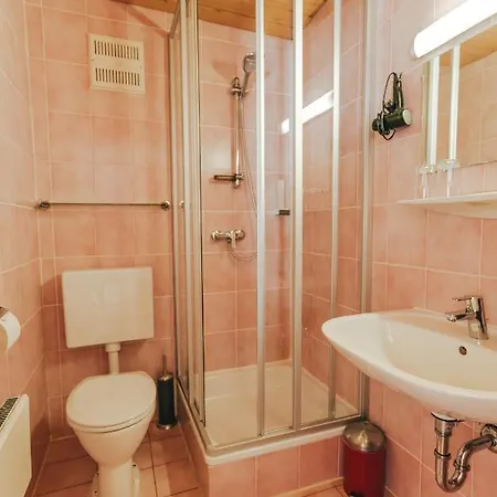 Konukevi Gaestezimmer & Buschenschank Mit Weingut Hack-gebell 3*