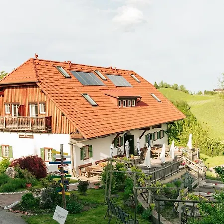 Pensjonat Gaestezimmer & Buschenschank Mit Weingut Hack-gebell 3*