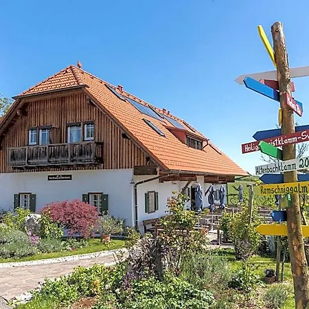 Gaestezimmer & Buschenschank Mit Weingut Hack-gebell 3*