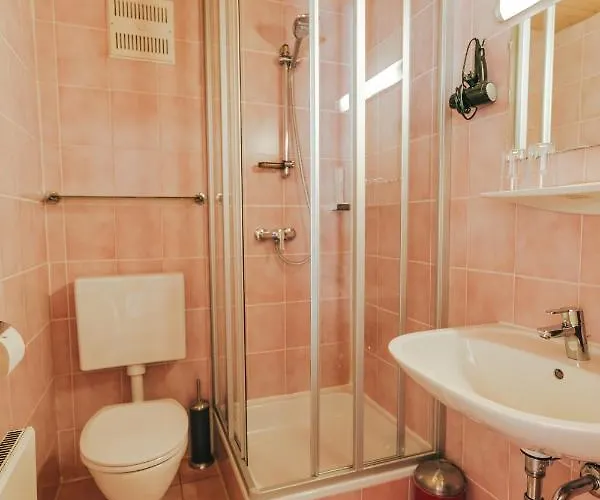 Gasthuis Gaestezimmer & Buschenschank Mit Weingut Hack-gebell 3*