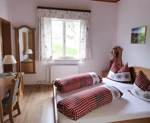 Gaestezimmer & Buschenschank Mit Weingut Hack-gebell 3*