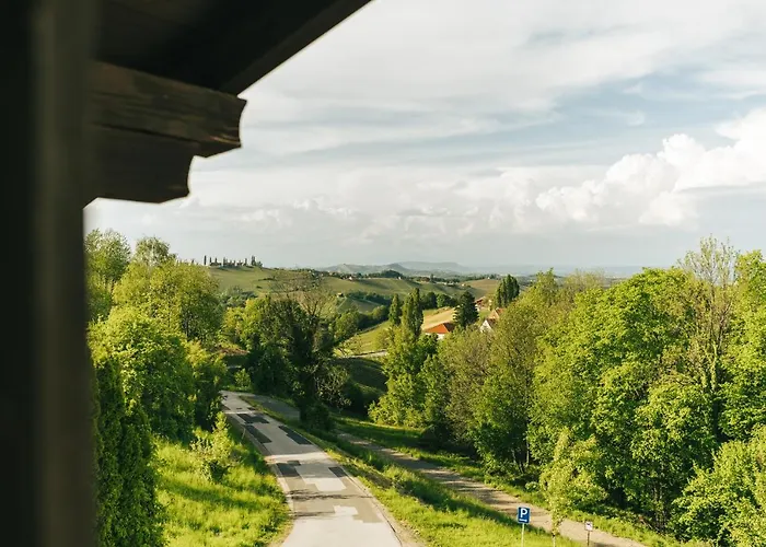 Pensión Gaestezimmer & Buschenschank Mit Weingut Hack-gebell 3*